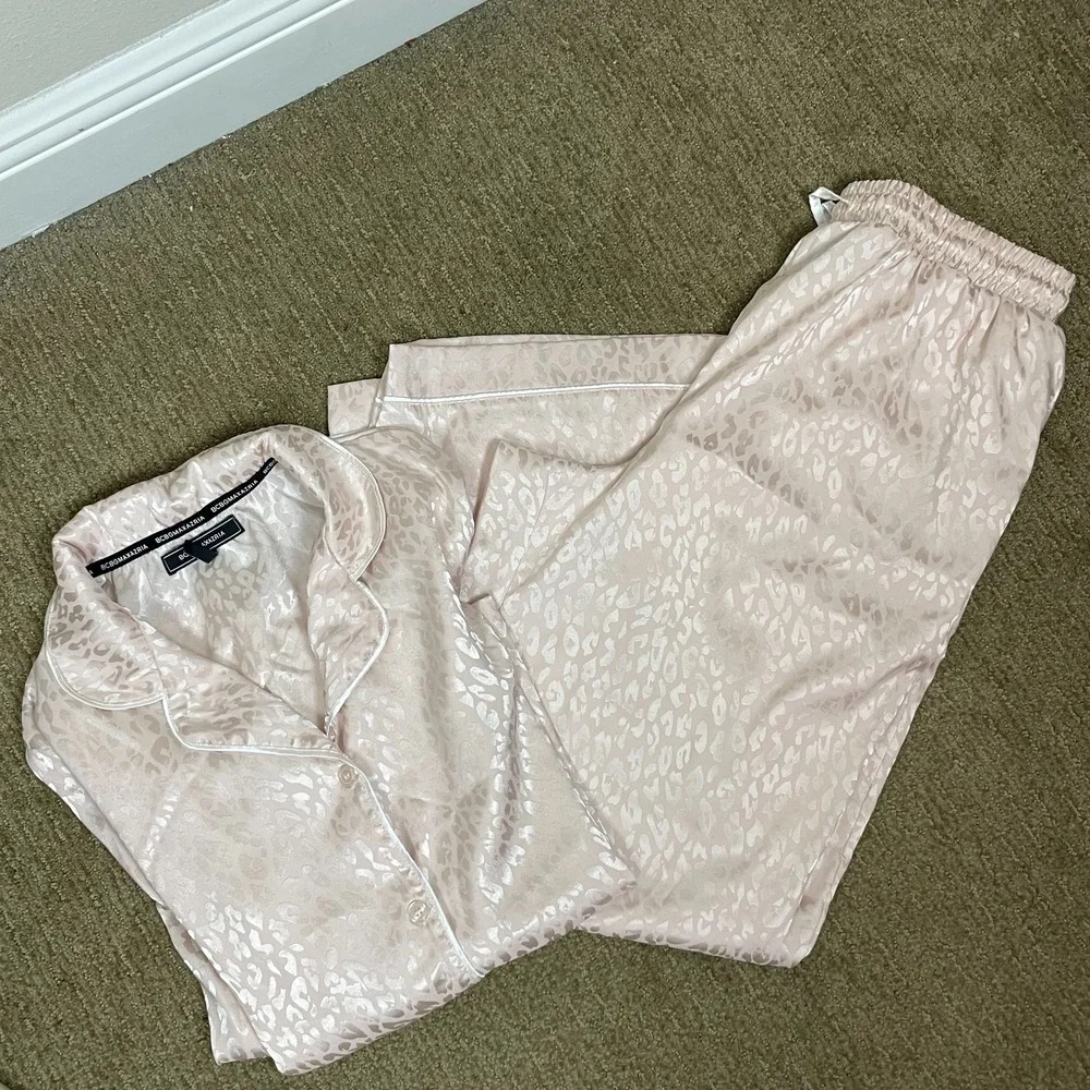BCBG MaxAzria Satin Pajama Set Size L Pale Pink Leopard Print Monotone Luxe‎
